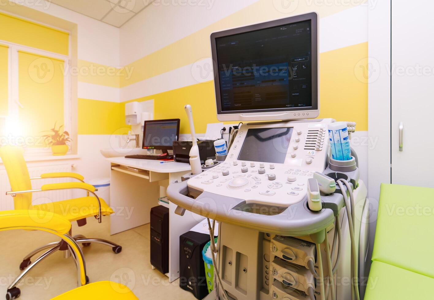 interieur van ziekenhuis kamer met echografie machine en bed. echografie. Gezondheid tests concept. detailopname foto