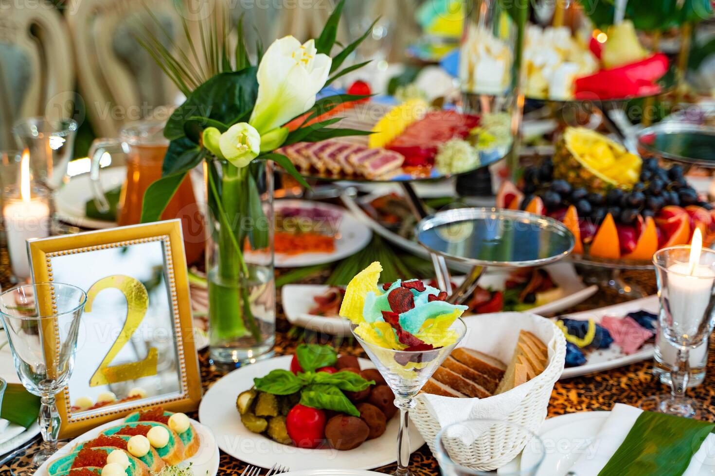 heerlijk voedsel feestelijk geserveerd Aan de tafel voor banket, restaurant interieur. een groot verscheidenheid van smakelijk gerechten voor gasten versierd met bloemen en kaarsen. foto