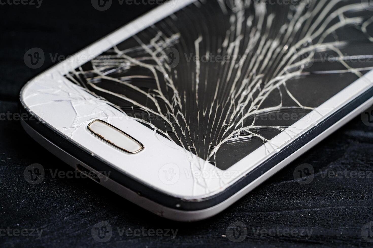 smartphone met gebroken scherm Aan donker achtergrond. detailopname foto