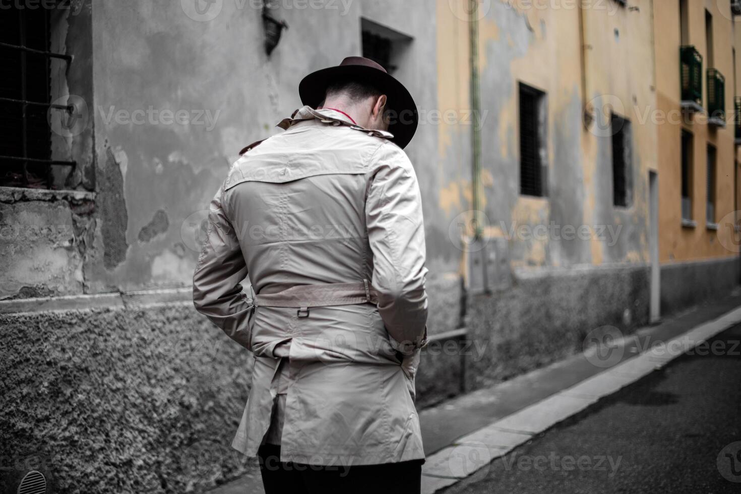 detective wandelen in de stad sloppenwijken, visie van de terug foto