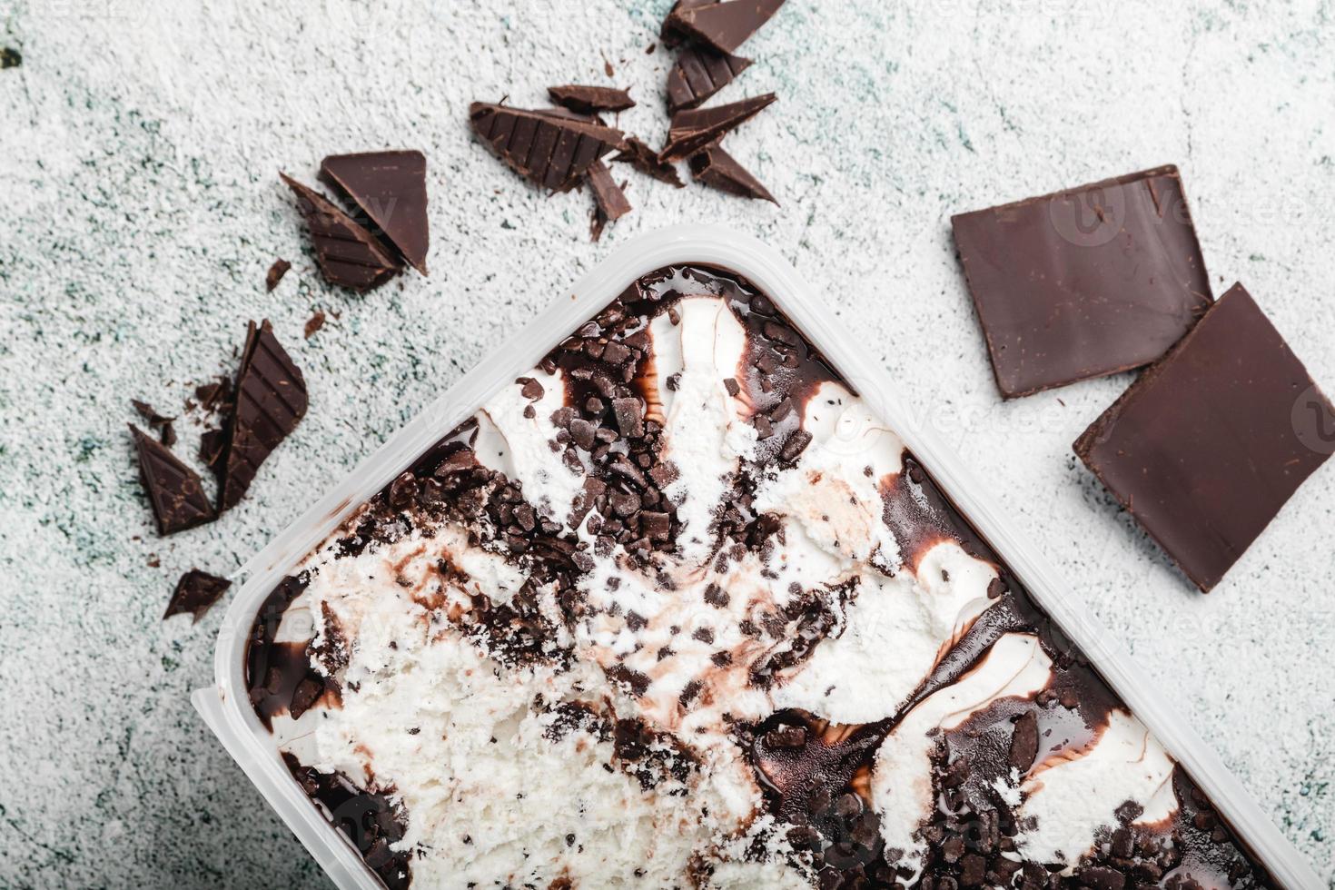 huisgemaakt ijs met chocoladeschilfers. verfrissend dessert voor fijnproevers. stracciatella. foto