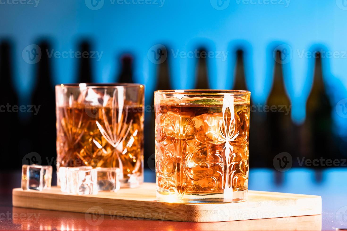 whiskyglazen met ijs in een loungebar foto