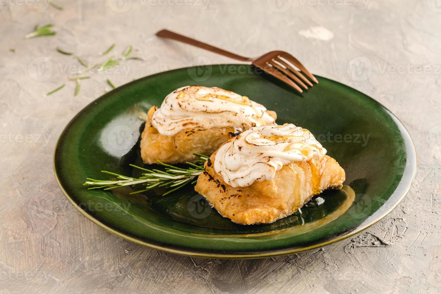 Gegratineerde kabeljauwmedaillons met aioli en rozemarijnhoning foto