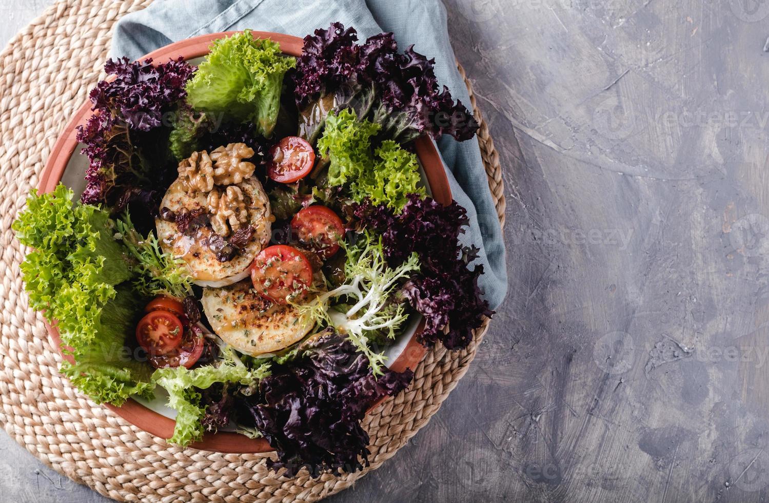 salade met sla, cherrytomaatjes, geitenkaas, kruiden 3960662 Stockfoto