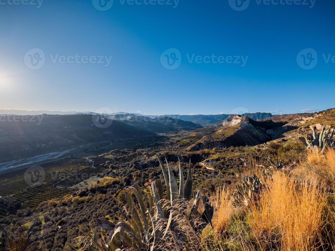 panoramisch visie van een landschap in zuiden Italië foto