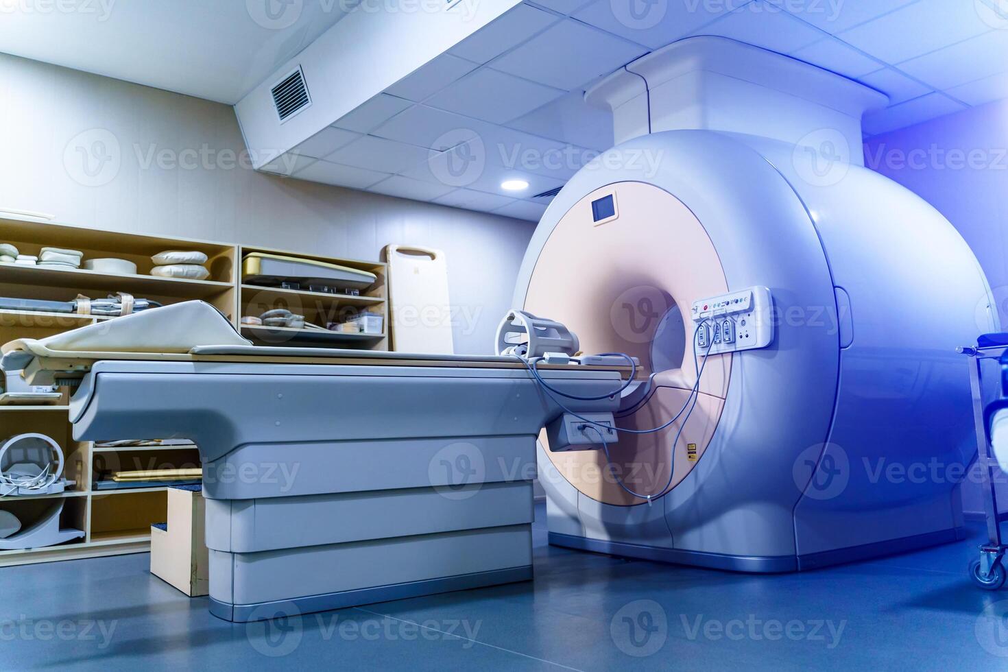 medisch ct of mri of huisdier scannen staand in de modern ziekenhuis laboratorium. technologisch Geavanceerd en functioneel medisch uitrusting in een schoon wit kamer. foto