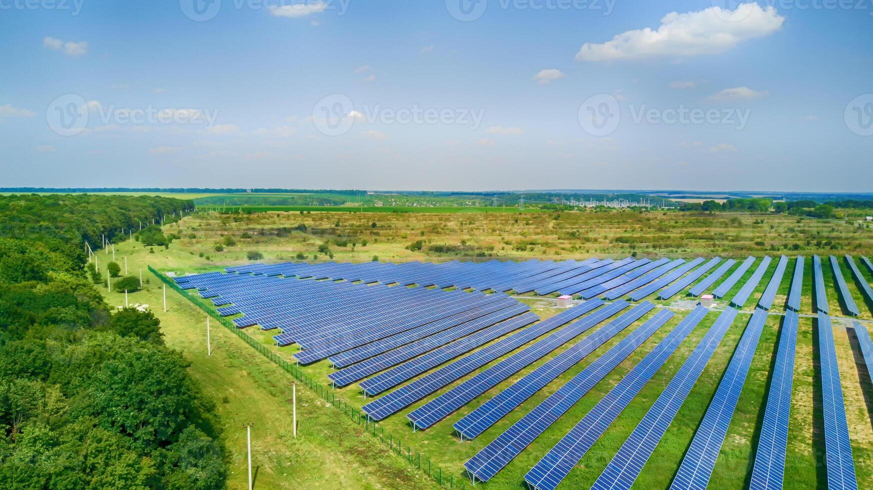 zonne- panelen in antenne visie. zonne- macht fabriek in de veld. zonne- boerderij. de bron van ecologisch hernieuwbaar energie. foto