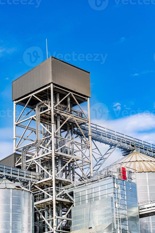 groot bouw toren in groot fabriek. metalen toren Aan blauw lucht. groot magazijn. foto