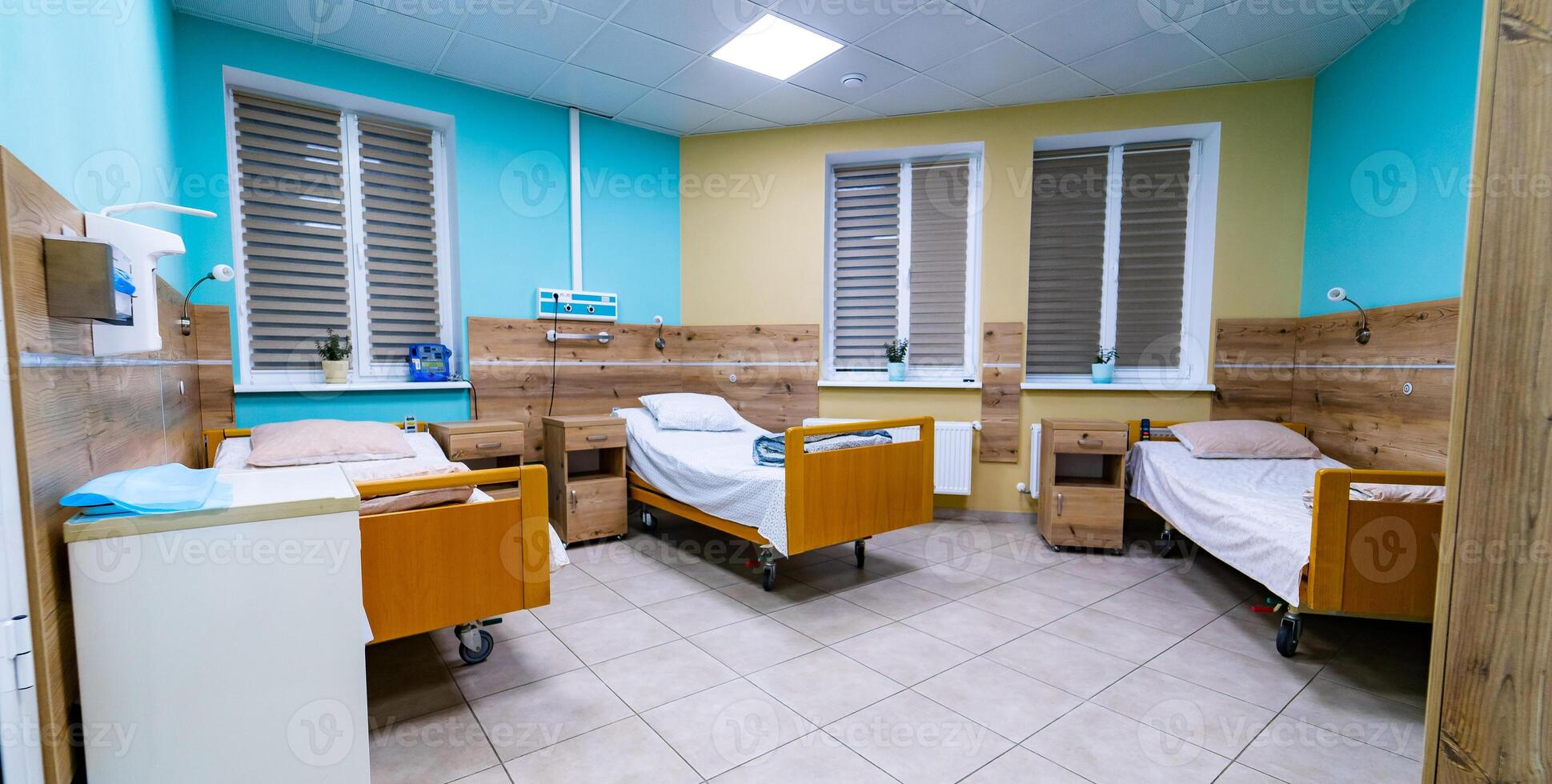 modern en comfortabel uitgerust ziekenhuis kamer klaar voor patiënten. kamer in kliniek. geneeskunde concept. foto