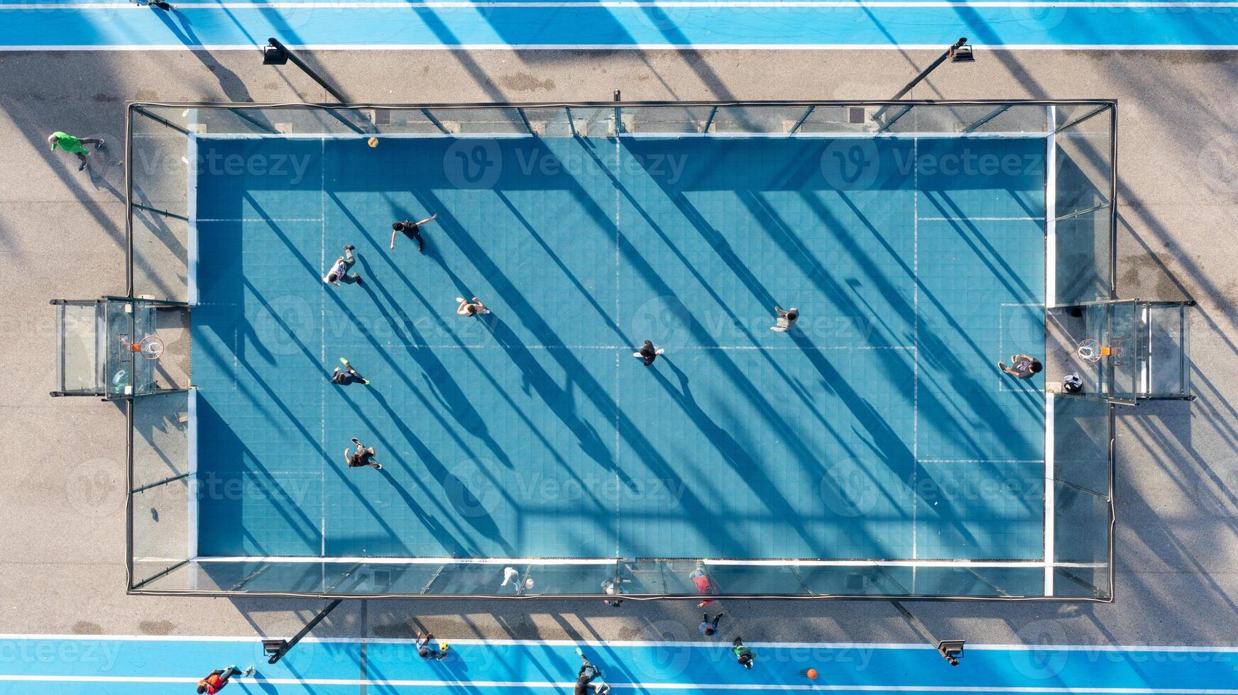 straat sport- veld- met een Amerikaans voetbal rechtbank antenne visie foto