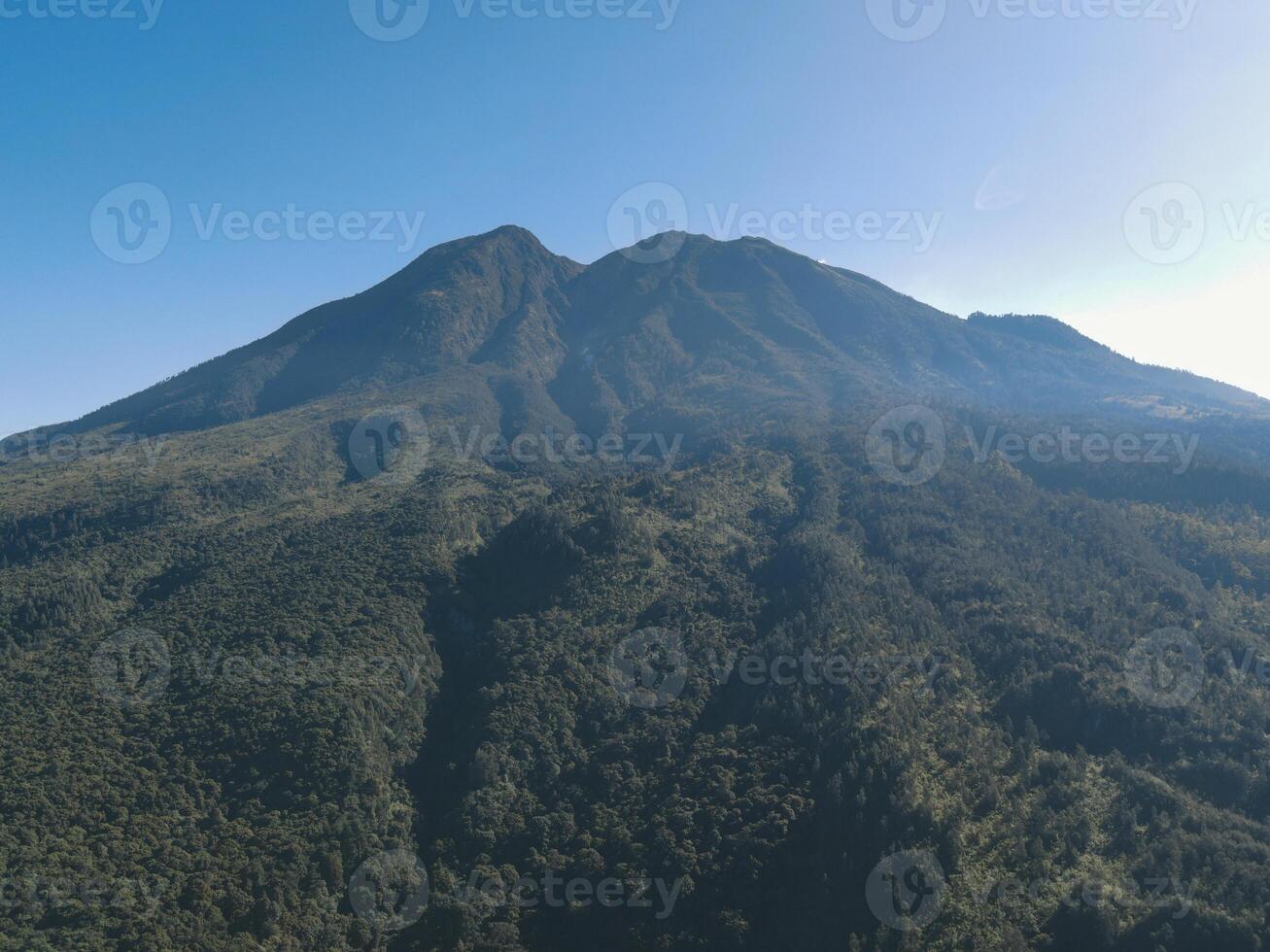 antenne visie top van lawu berg Indonesië met Doorzichtig lucht in de ochtend- foto