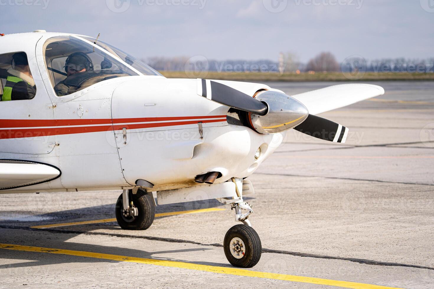 voorkant kant wit Jet vlak staand Aan breed weg. foto