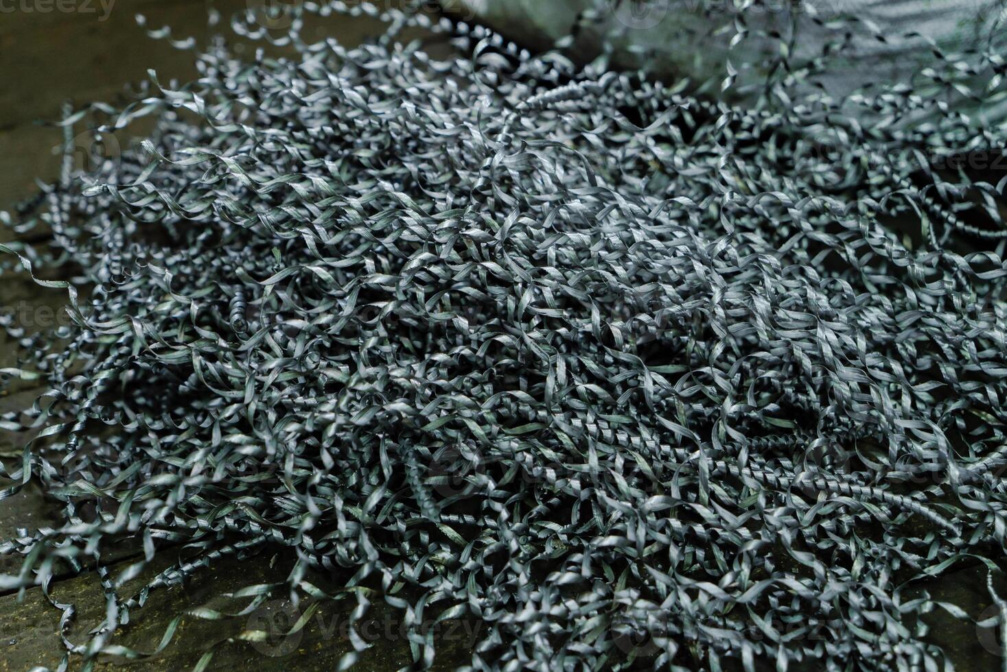 stukken van spiraal staal krullen zijn in de kamer van de fabriek. metaal bouwkunde technologie foto