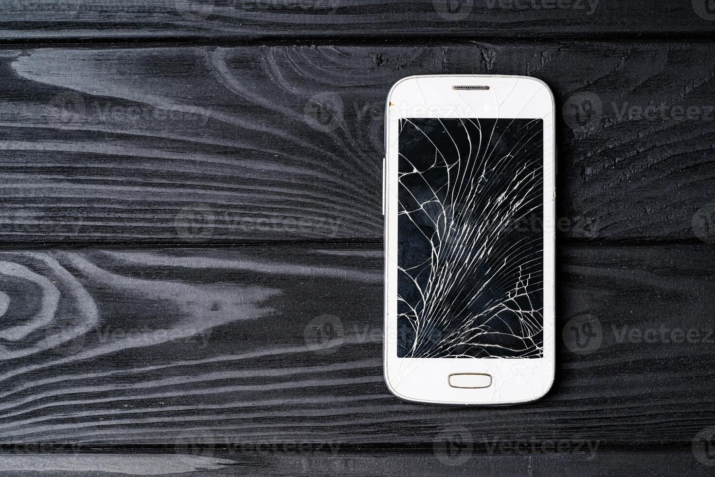 gebroken telefoon scherm. smartphone met gebroken scherm foto