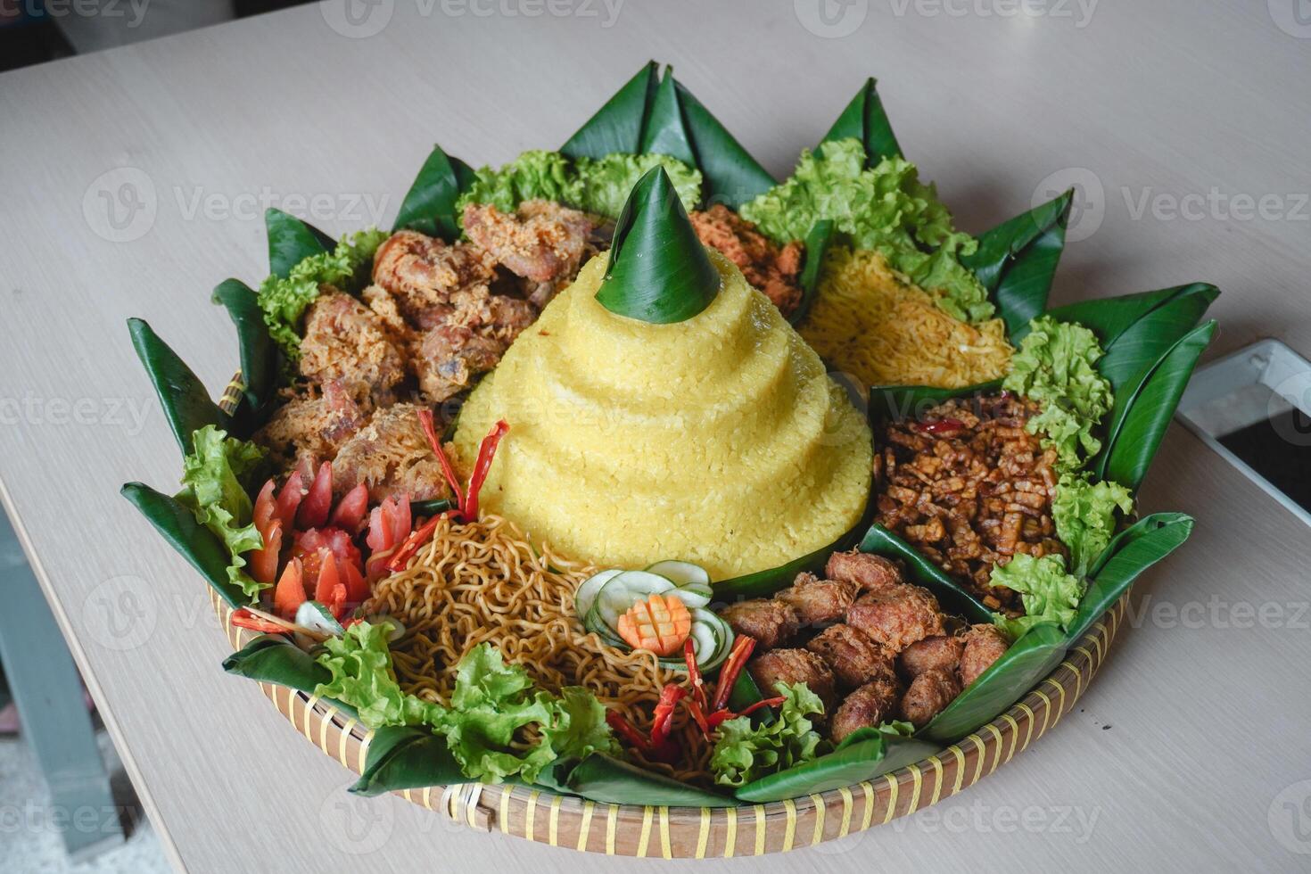 nasi tumpeng, Java traditioneel voedsel geïsoleerd Aan wit achtergrond. Indonesisch rijsttafel van geel rijst- met kant gerechten van meerdere regionaal keukens in de land voor onafhankelijkheid viering. foto