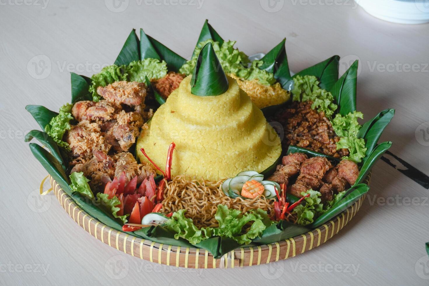 nasi tumpeng, Java traditioneel voedsel geïsoleerd Aan wit achtergrond. Indonesisch rijsttafel van geel rijst- met kant gerechten van meerdere regionaal keukens in de land voor onafhankelijkheid viering. foto