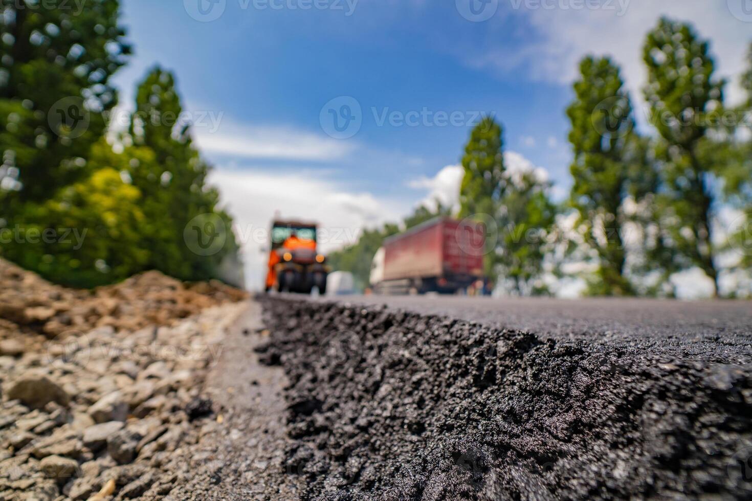 weg rol afvlakken nieuw asfalt.zwaar trillingen rol Bij werk bestrating asfalt, weg repareren foto