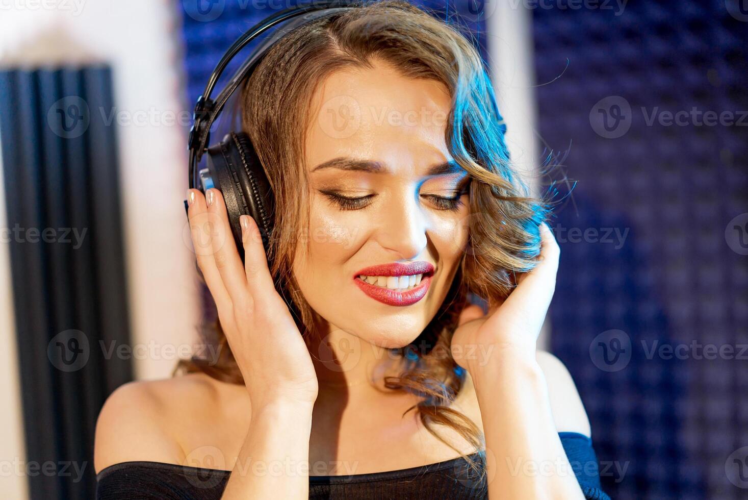 portret van jong mooi vrouw met hoofdtelefoons luisteren naar muziek. aantrekkelijk gelukkig vrouw model- geïsoleerd in studio. geluk concept. foto