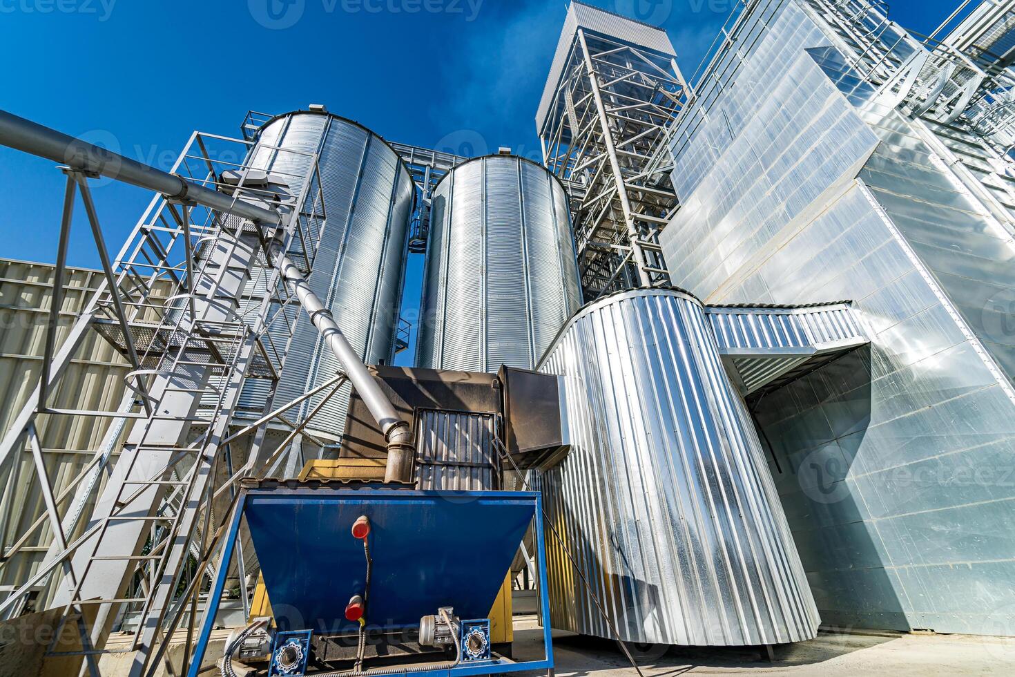 Super goed industrieel tank van brandstof. groot magazijn buizen. staal vaten in fabriek. foto