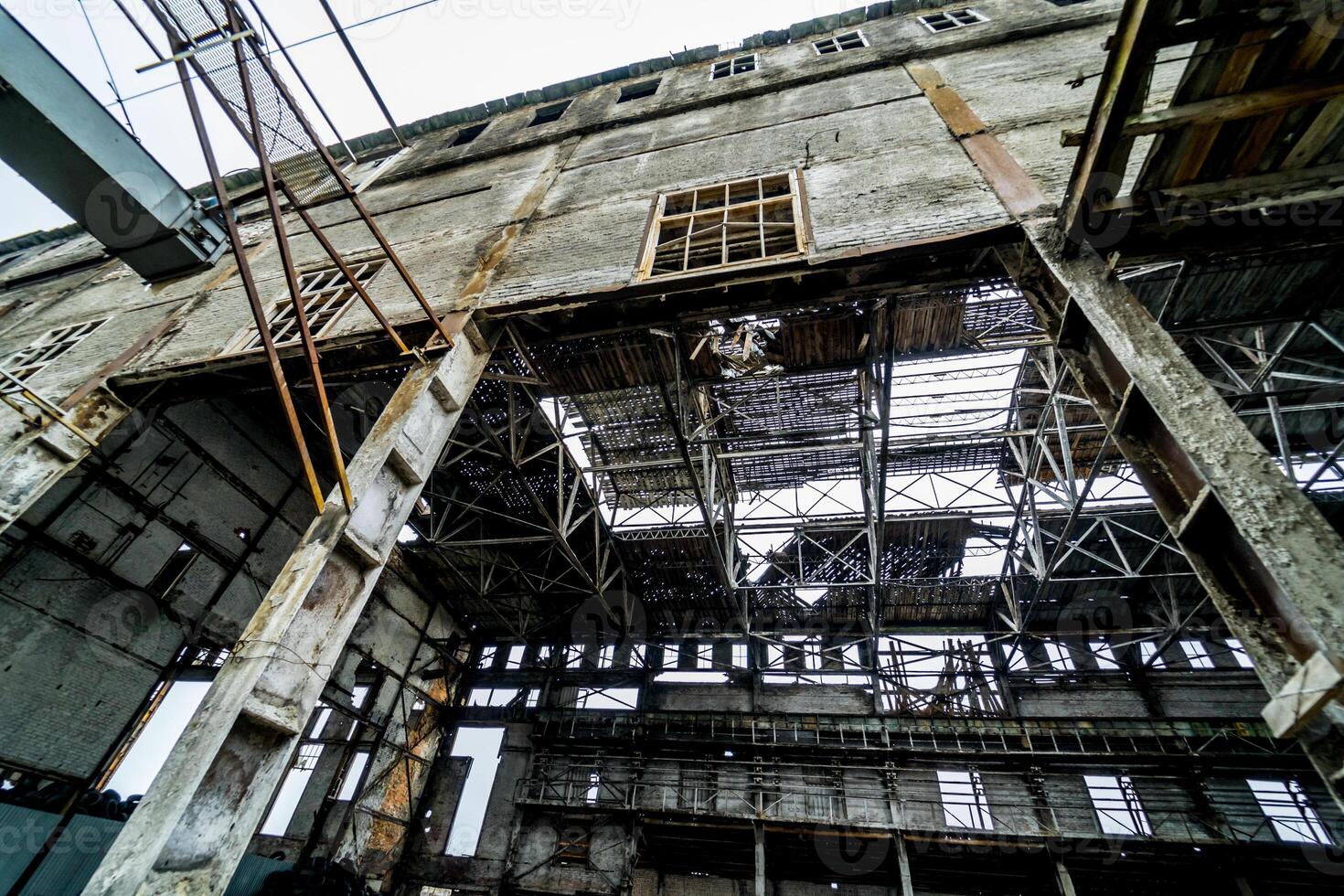 vernietigd fabriek. oud industrieel gebouw voor sloop foto