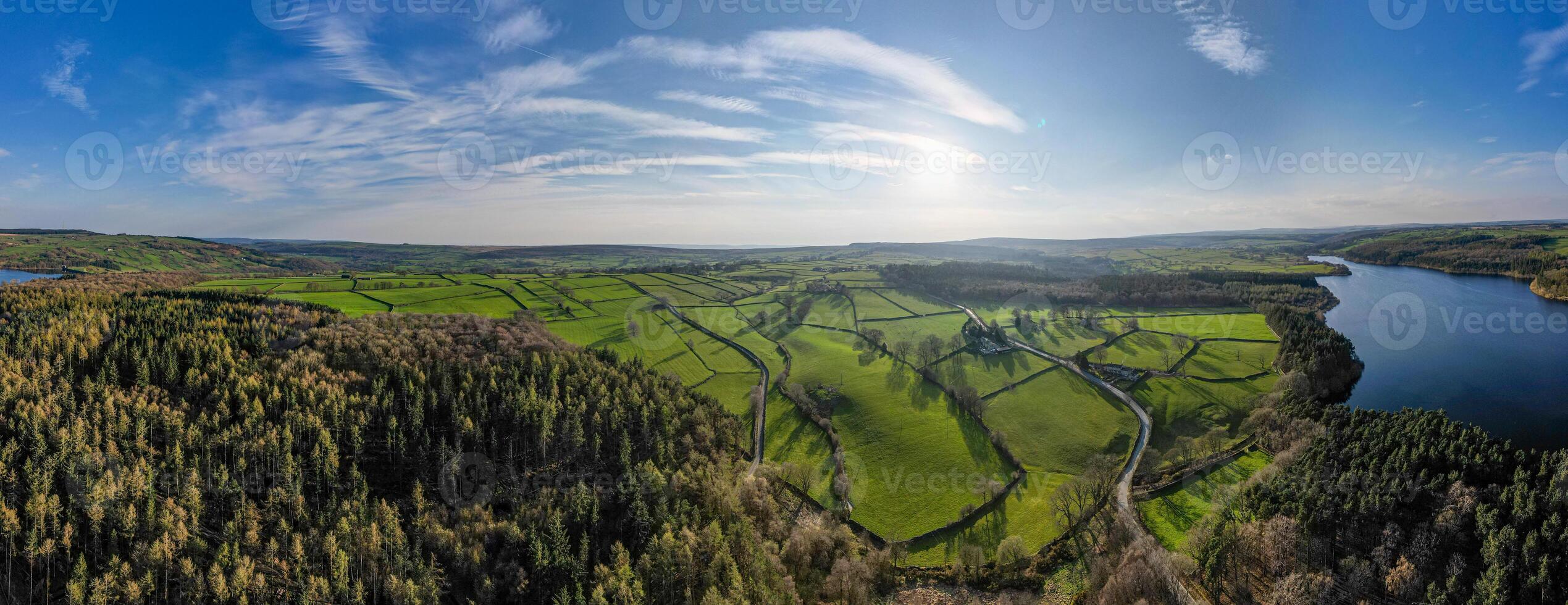 een antenne visie van een groen vallei en rivier- foto