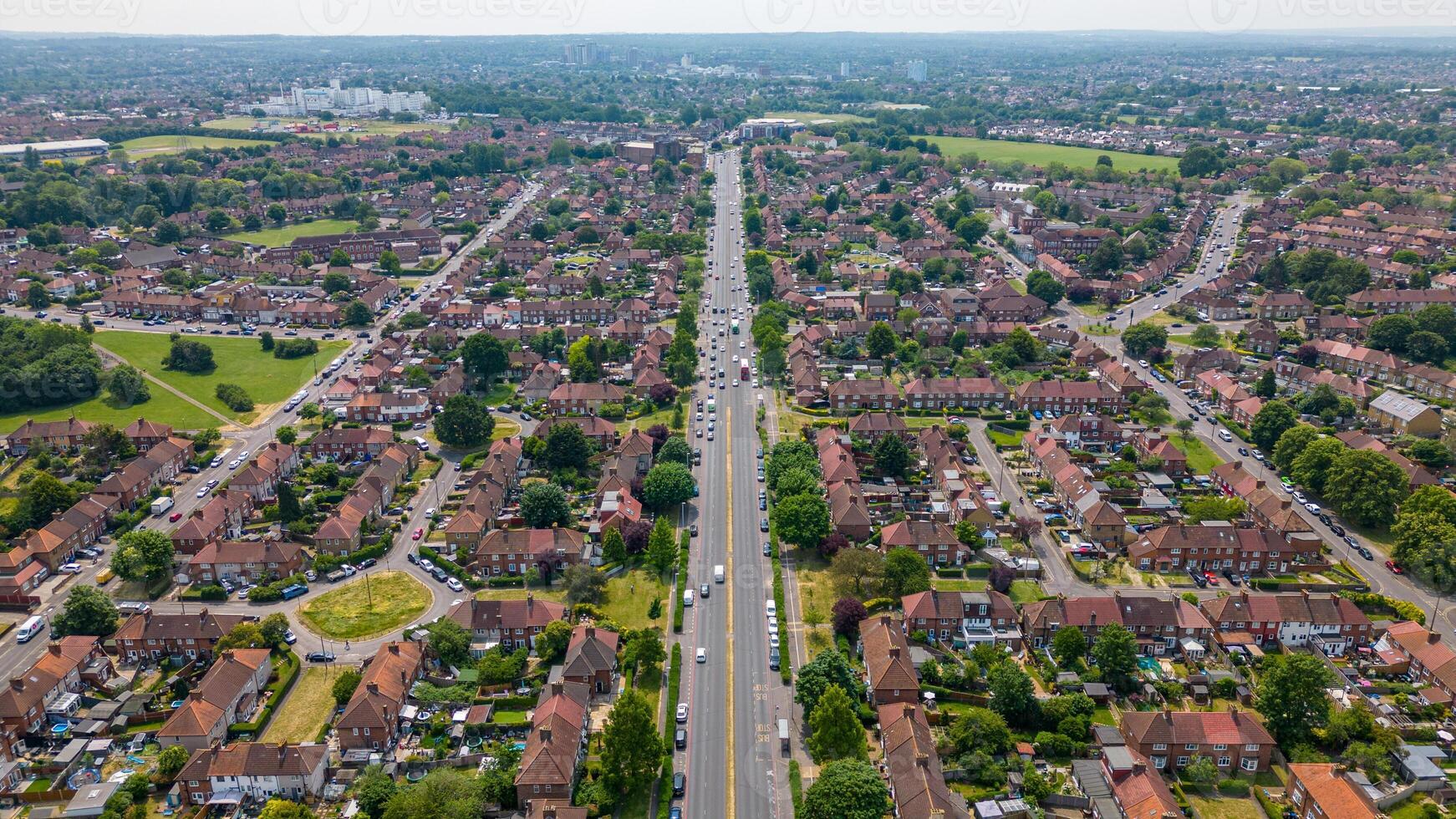 antenne visie van een buitenwijk buurt met rijen van huizen en groen bomen voering de straten in Londen. foto