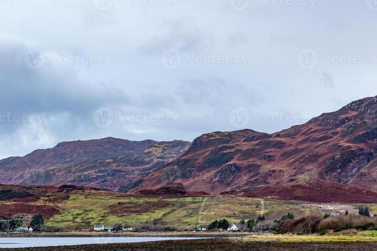 sereen landschap met een kalmte meer, rollend heuvels, en een bewolkt lucht, overbrengen een zin van kalmte en natuurlijk schoonheid in Schotland. foto