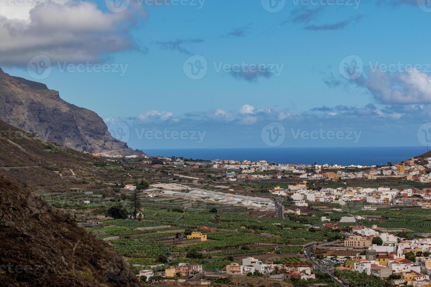 toneel- visie van een kust- dorp met bergen onder een blauw lucht berg landschap met blauw lucht en wolken in tenerife. foto