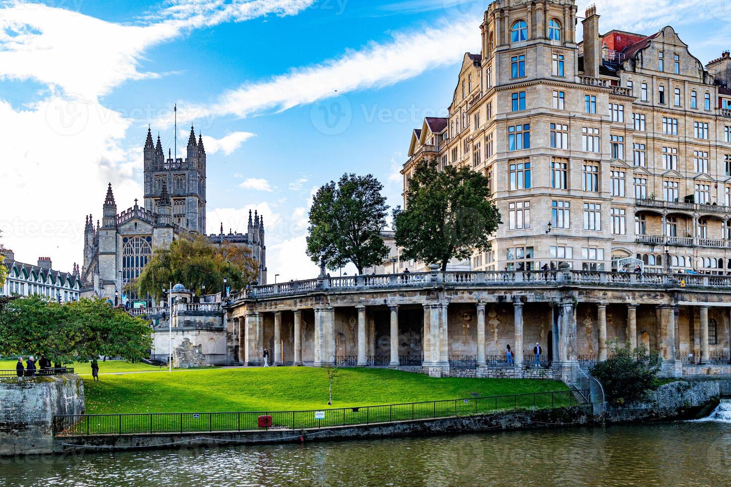 historisch Europese stadsgezicht met een kathedraal, klassiek architectuur, en een rivierfront promenade onder een blauw lucht in bad, Engeland. foto