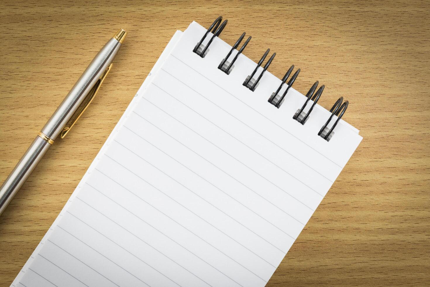 pen en notitieblok met blanco pagina foto