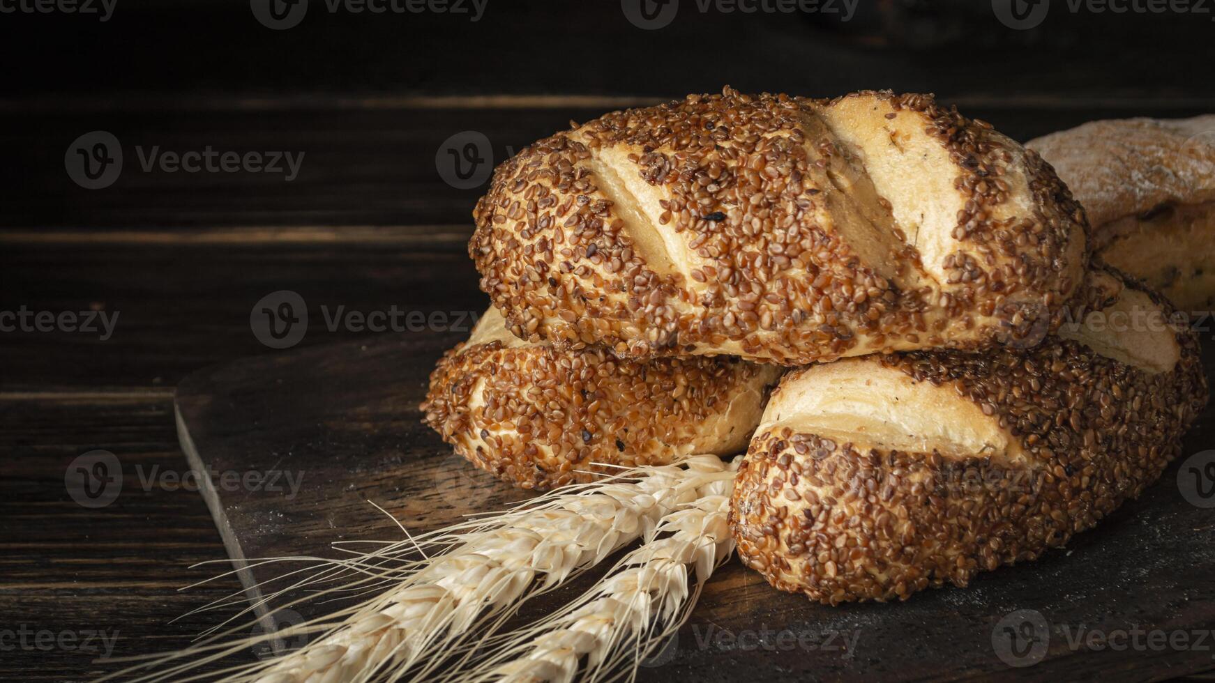 brood en tarwe Aan een houten tafel foto