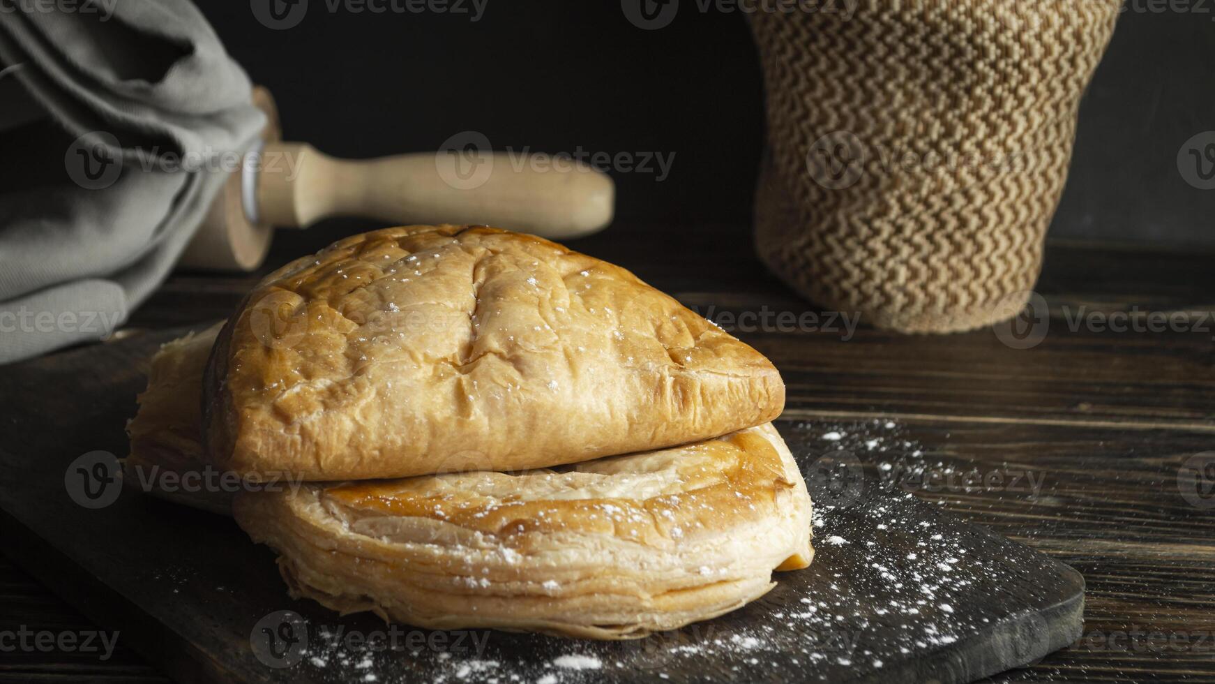 twee broodjes Aan een houten snijdend bord foto