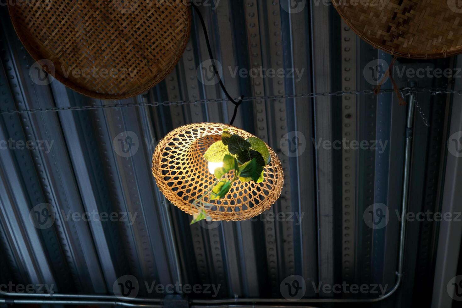 bamboe inheems Thais stijl het weven Hoes lamp hangende onder donker grijs Golf vorm metaal plafond, Thailand. foto