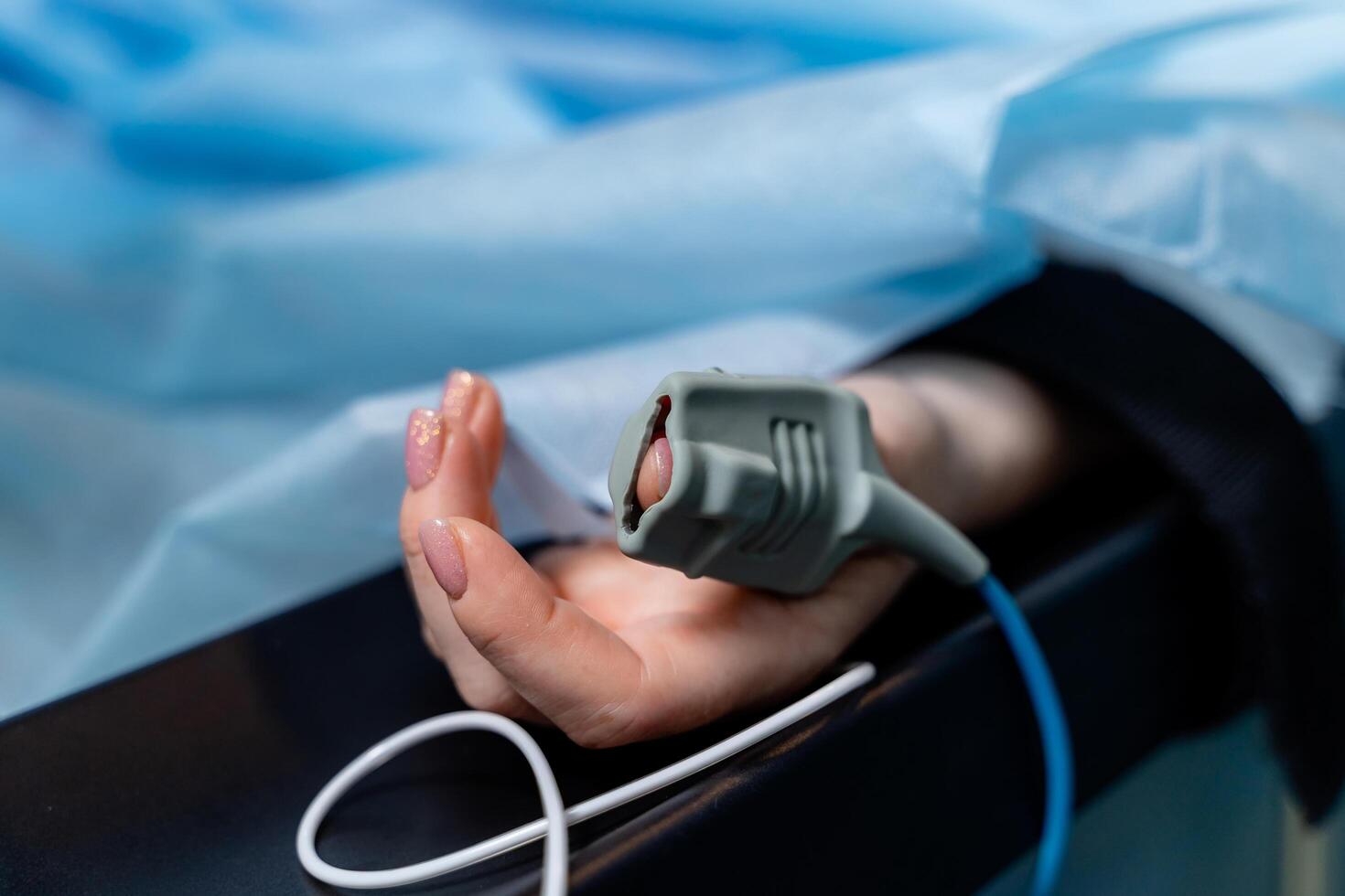 modern medisch uitrusting meten geduldig zuurstof. ziekenhuis geneeskunde apparaat toezicht houden geduldig Gezondheid. foto