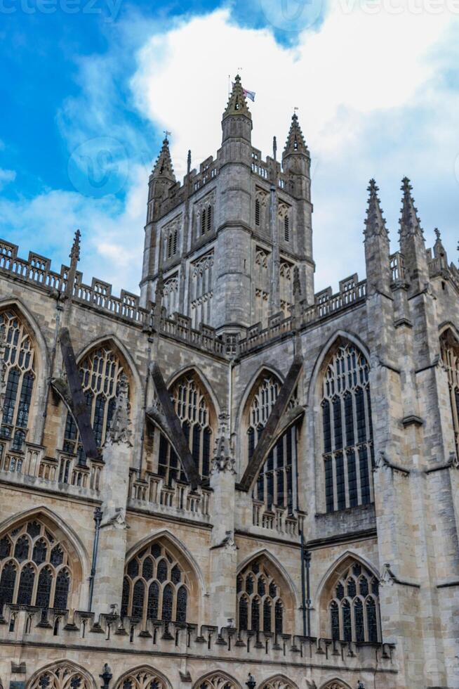 gotisch kathedraal facade tegen een blauw lucht met wolken in bad, Engeland. foto