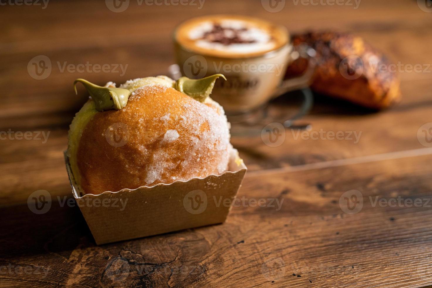 zoete croissants met room en cappuccino foto