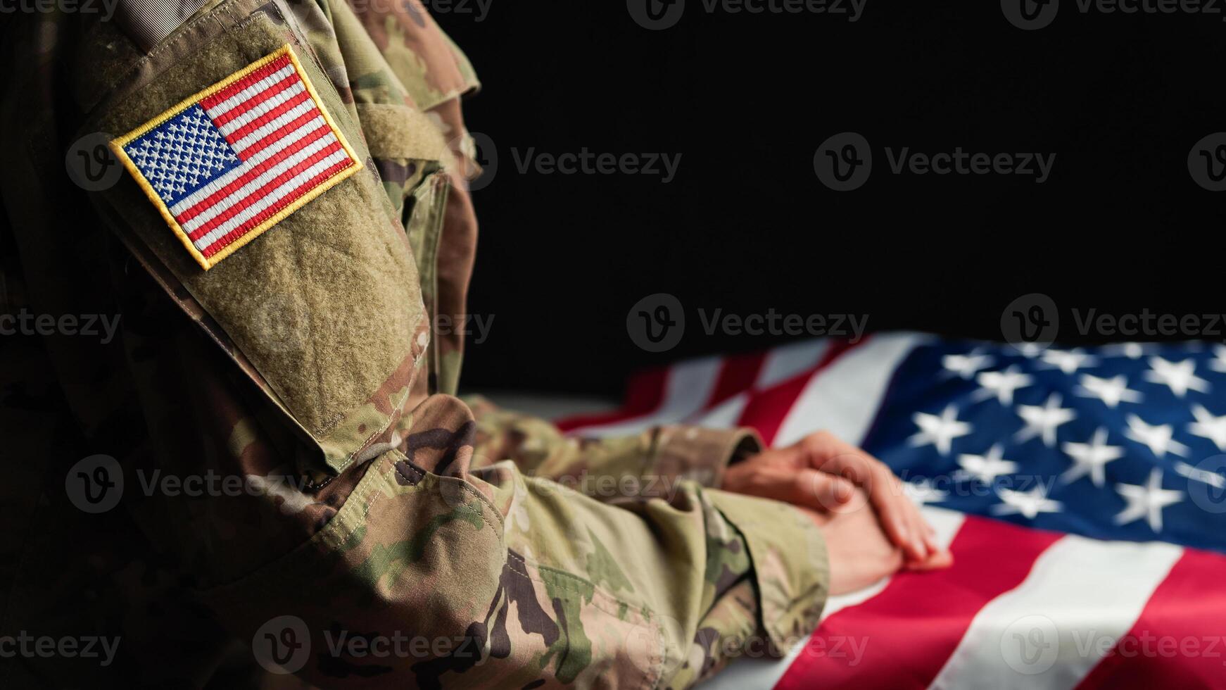 hand- van een veteraan aanraken sterren van Verenigde Staten van Amerika vlag foto