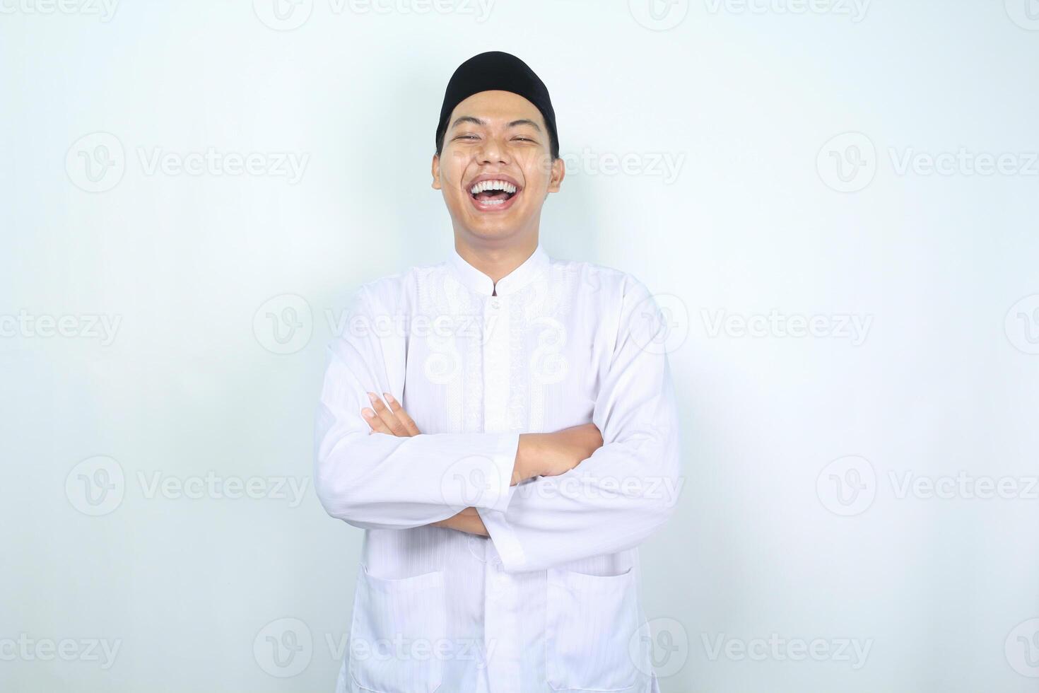 Aziatisch moslim Mens lachend met gevouwen arm geïsoleerd Aan wit achtergrond foto
