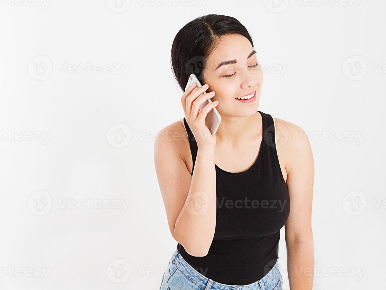 sexy japanse, koreaanse vrouw praten op mobiele telefoon geïsoleerd op witte achtergrond foto