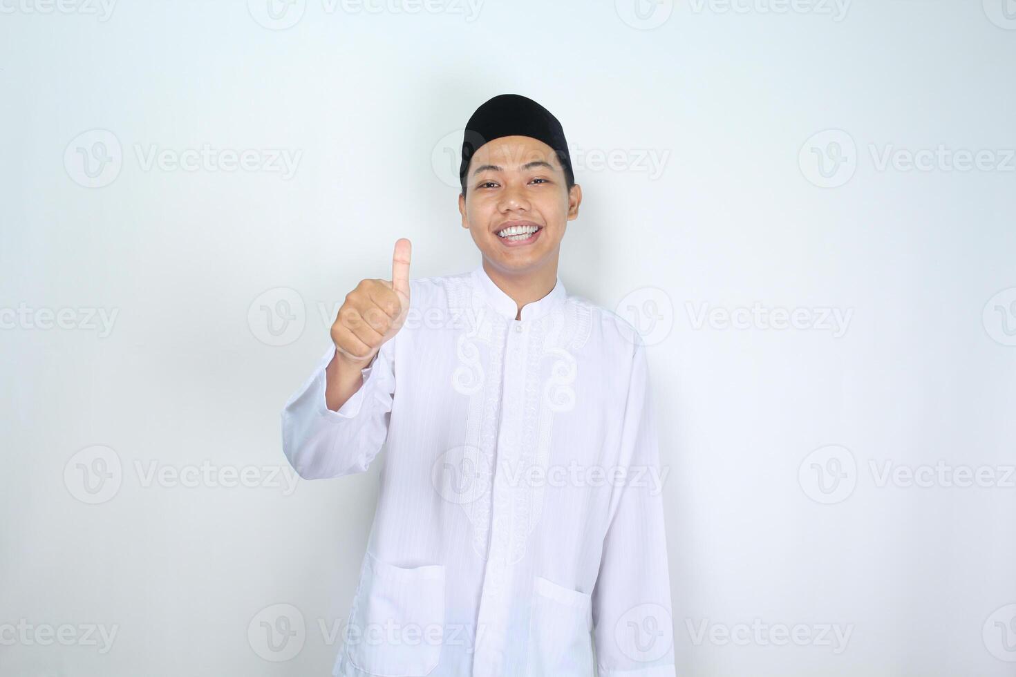 gelukkig moslim Aziatisch Mens geven duimen omhoog geïsoleerd Aan wit achtergrond foto