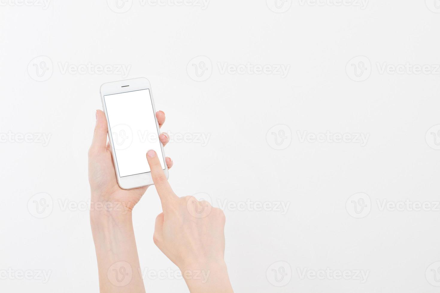 hand met witte mobiele telefoon geïsoleerd op wit uitknippad binnen. online winkelen. bovenaanzicht. spotten. ruimte kopiëren. sjabloon.blanco. foto