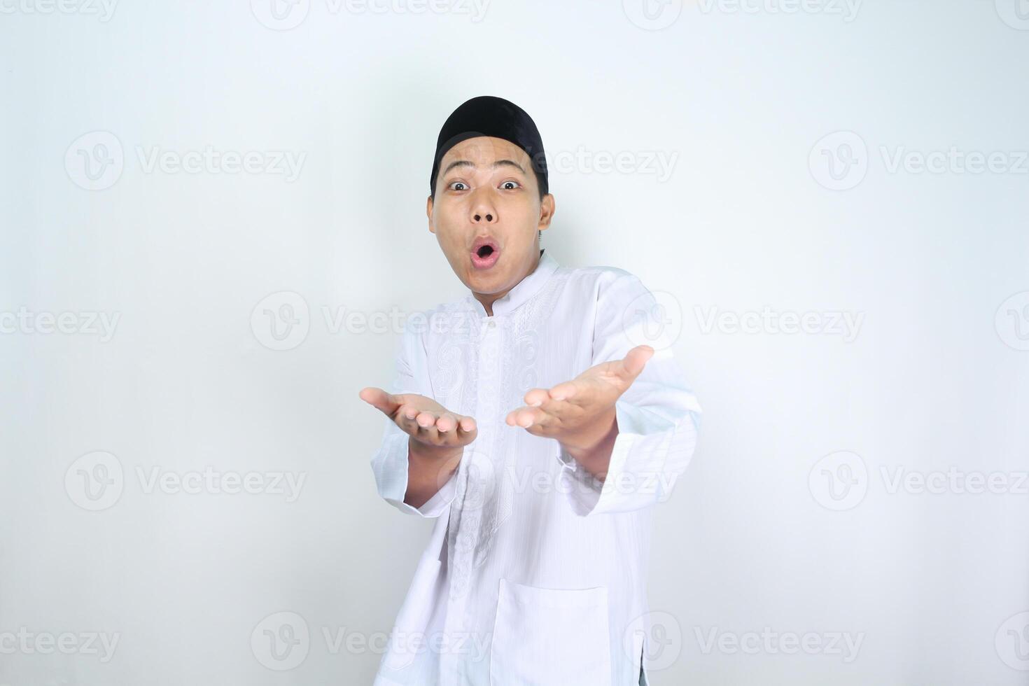 geschokt Aziatisch Mens moslim verhogen hand- naar vooruit naar presenteren Bij camera geïsoleerd Aan wit achtergrond foto