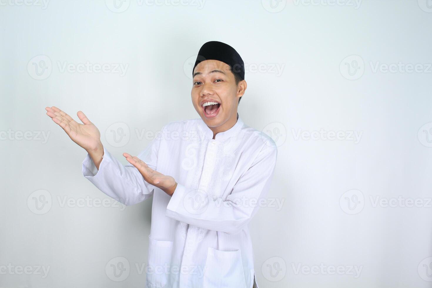vrolijk moslim Aziatisch Mens schreeuwen terwijl verhogen hand- naar presenteren leeg ruimte geïsoleerd Aan wit achtergrond foto