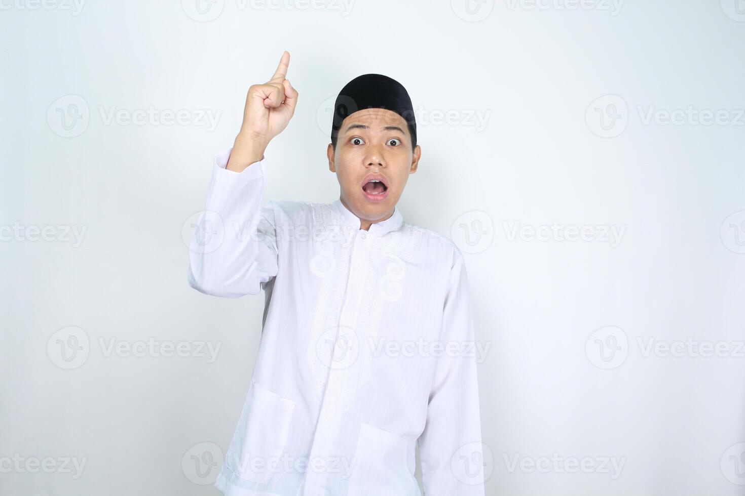 Aziatisch Mens moslim richten bovenstaand met geschokt uitdrukking geïsoleerd Aan wit achtergrond foto