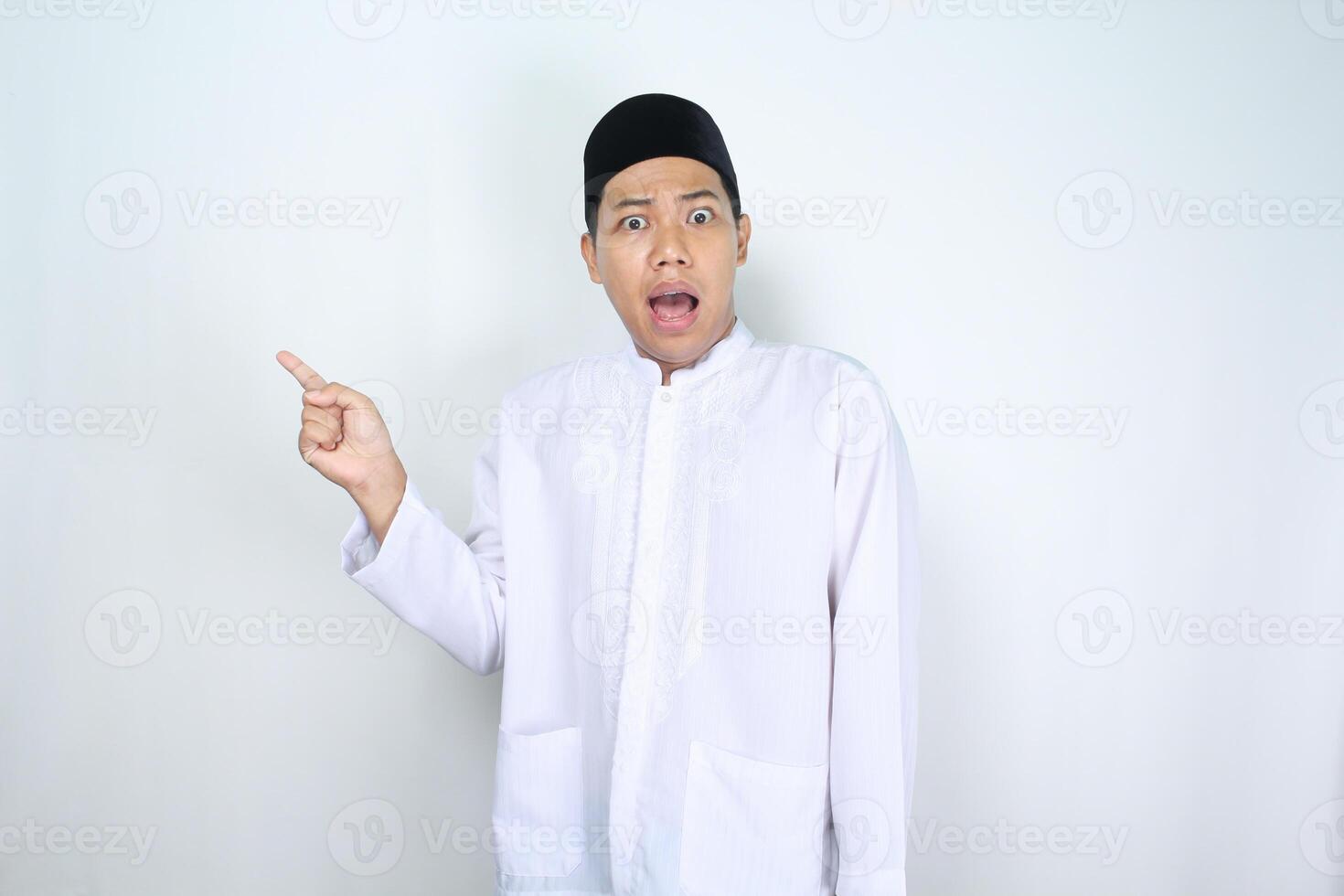 moslim Aziatisch Mens richten naast met geschokt uitdrukking geïsoleerd Aan wit achtergrond, op zoek Bij camera foto