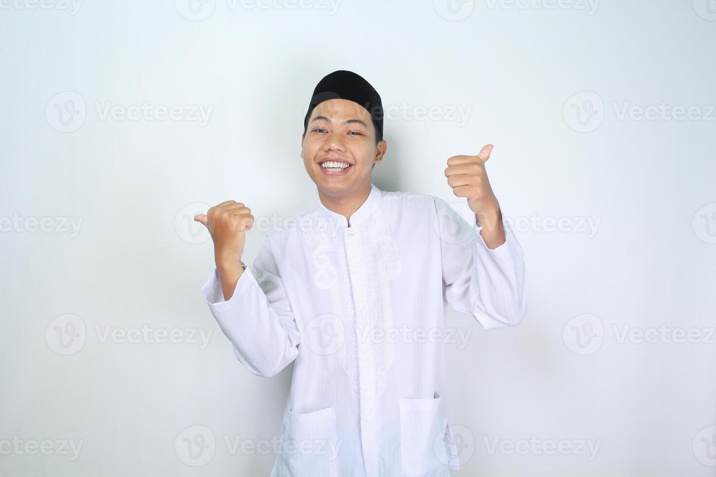 gelukkig moslim Aziatisch Mens geven twee duimen omhoog geïsoleerd Aan wit achtergrond foto