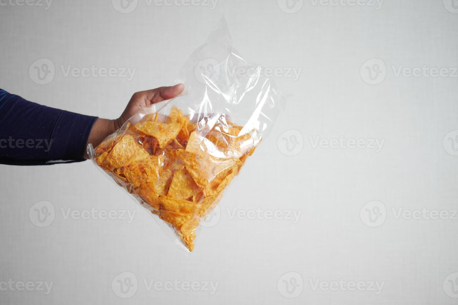Holding een Open aardappel chips pakket foto