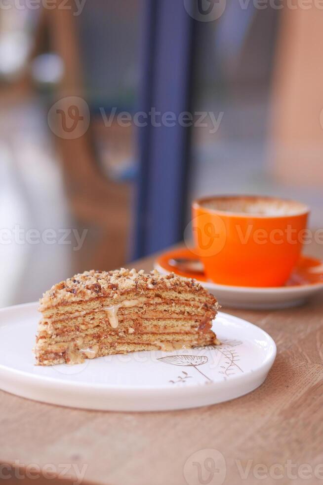 karamel taart en een koffie kop Aan tafel foto