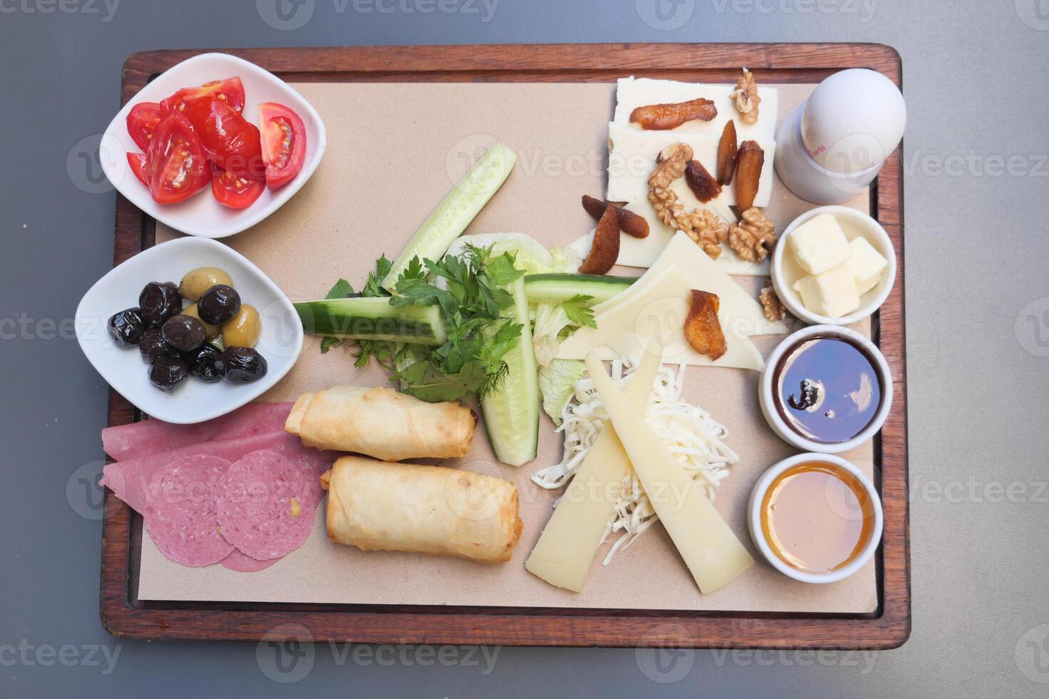 Turks ontbijt geserveerd Aan tafel foto