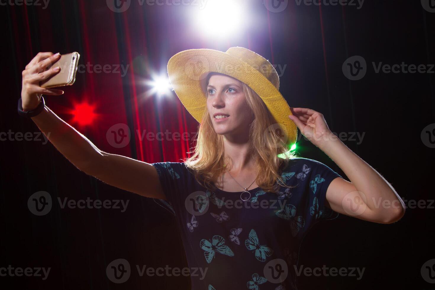 meisje in een hoed maakt selfie Aan de achtergrond van de tafereel foto